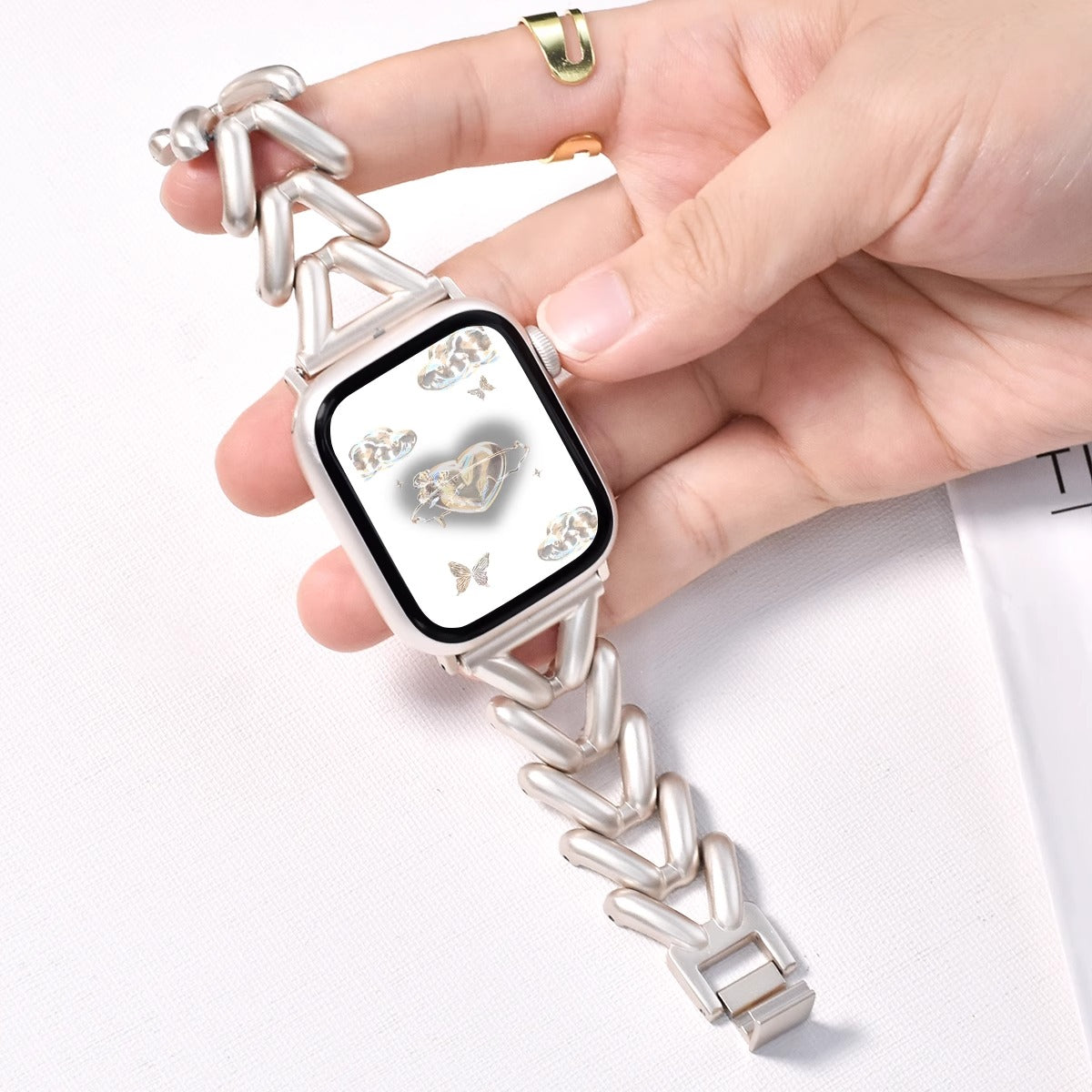 Woman's Luxury Heart Bracelet - Gold Apple WatchBands